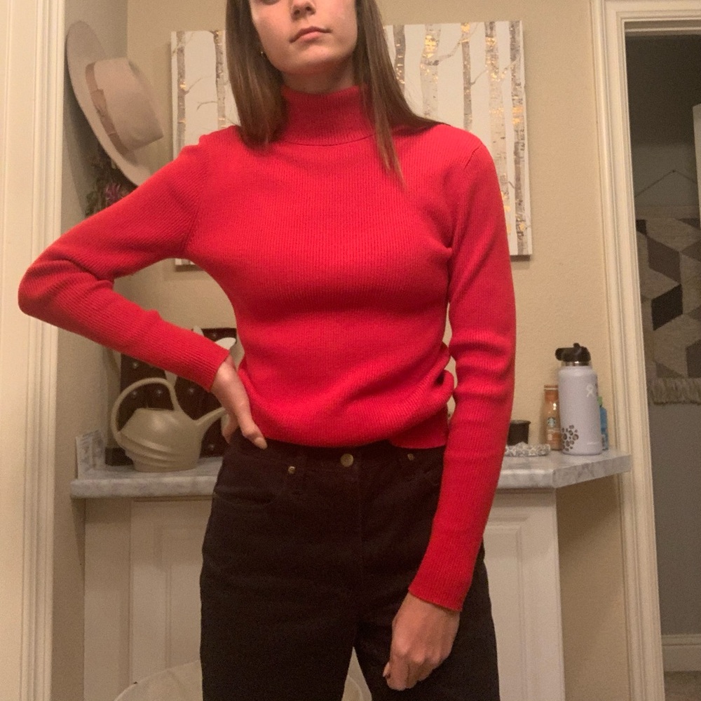 Ribbed turtle neck.